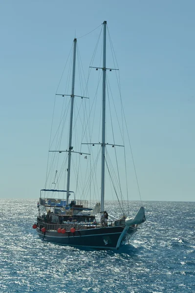 Вітрильний човен на морі — стокове фото