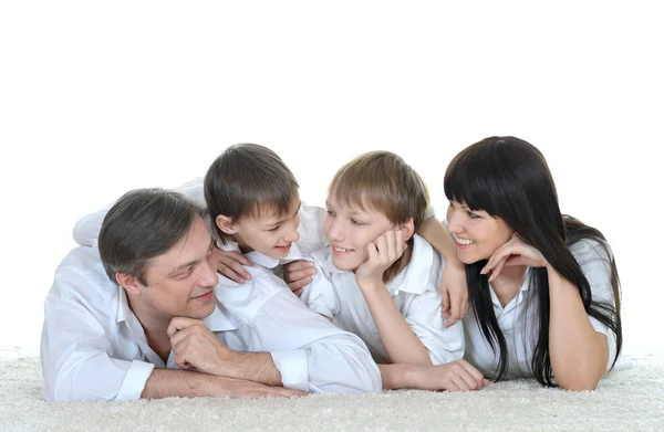 Pessoas felizes da família mentindo — Fotografia de Stock