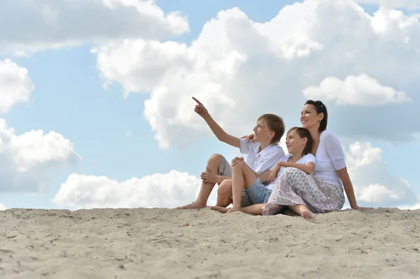 Moeder met kinderen op strand — Stockfoto