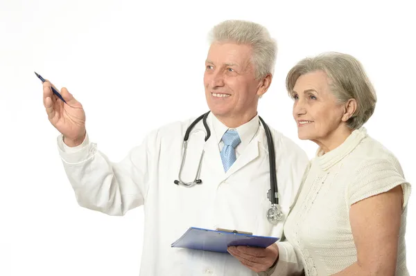 Пожилой врач с пациентом — стоковое фото
