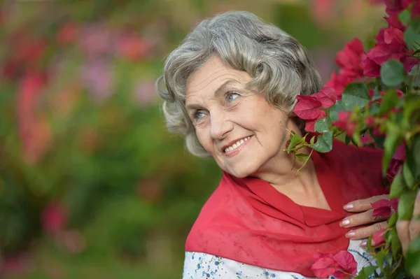 Kvinna med röd blomma — Stockfoto