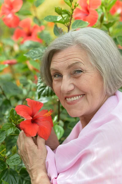 Жінка з червоною квіткою — стокове фото