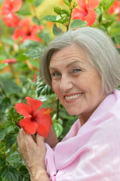 Femme à fleur rouge — Photo