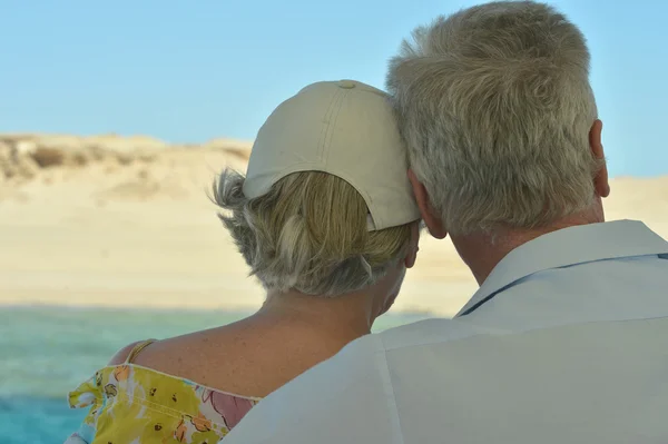 Amüsantes älteres Paar am Strand — Stockfoto