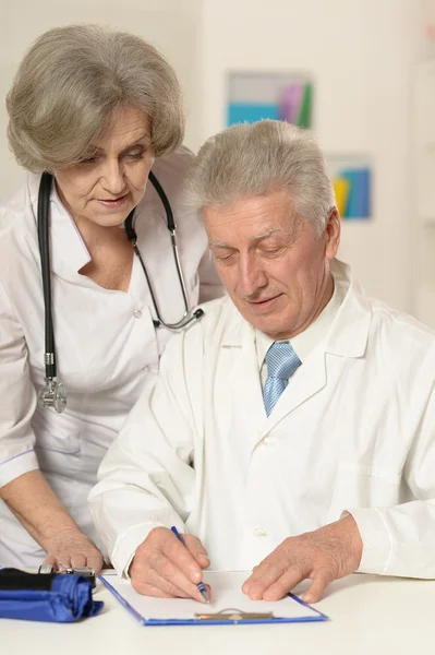 Dois médicos em branco — Fotografia de Stock