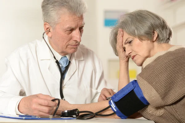 Elderly woman came to the doctor — Stock Photo, Image