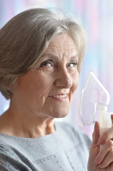 Mujer mayor haciendo inhalación — Foto de Stock