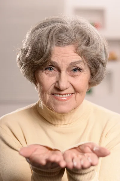 Senior woman giving — Stock Photo, Image