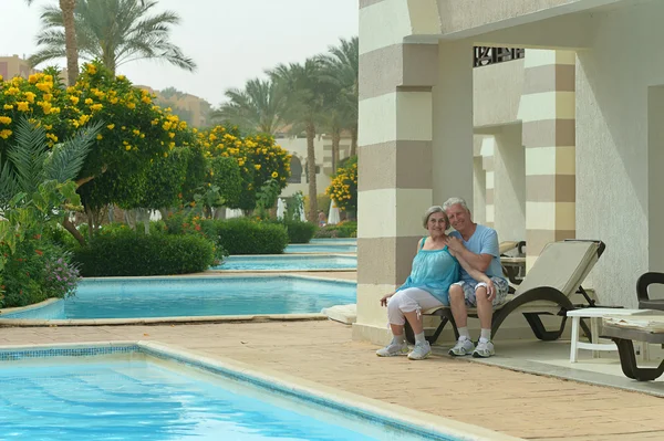 Couple senior à la piscine — Photo