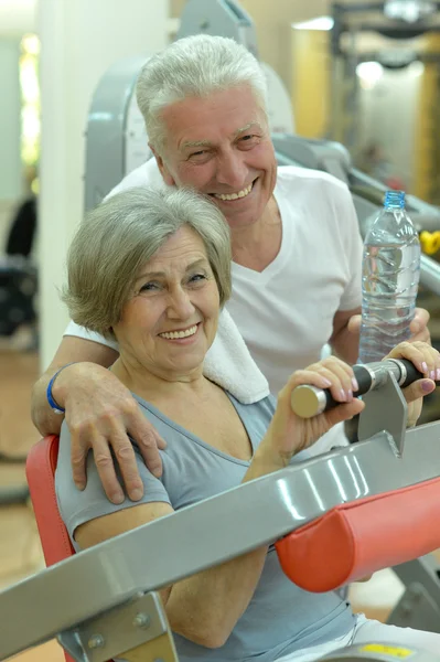 Couple âgé dans une salle de gym — Photo