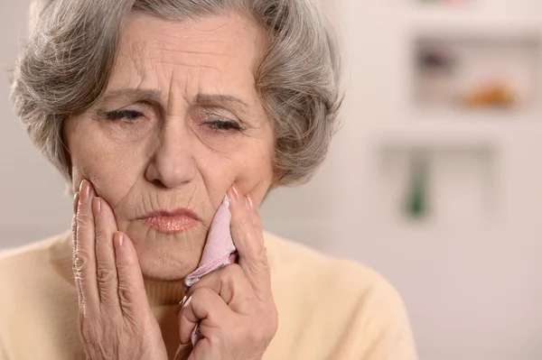 Donna anziana con dolore ai denti — Foto Stock