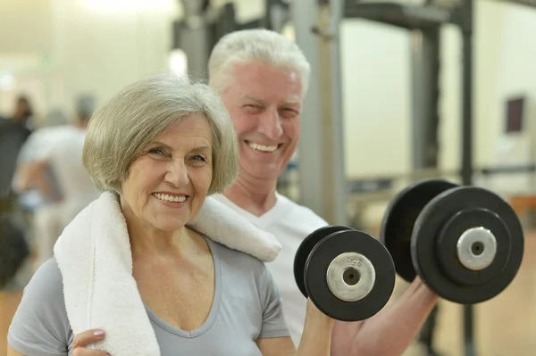 Couple âgé dans une salle de gym — Photo