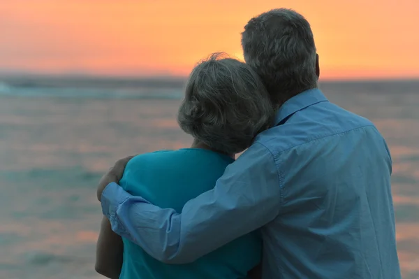 Senior couple looking a sea — Stock Photo, Image