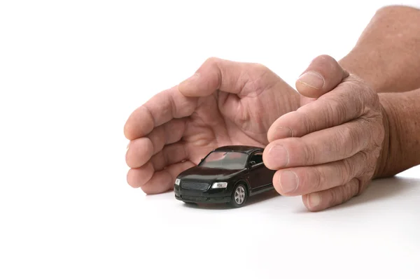 Handen met miniatuur auto — Stockfoto