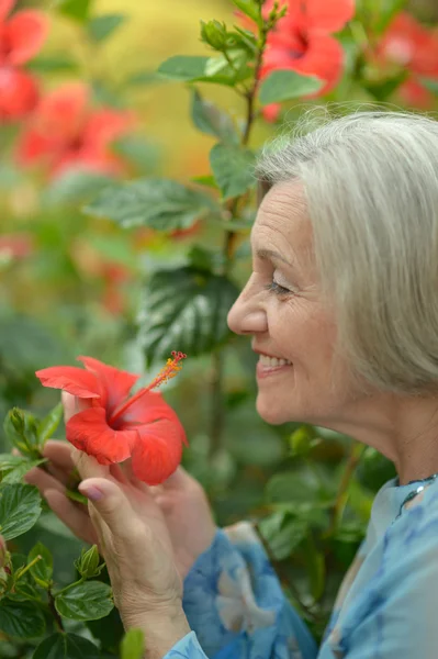 Starsze kobiety z kwiatami — Zdjęcie stockowe