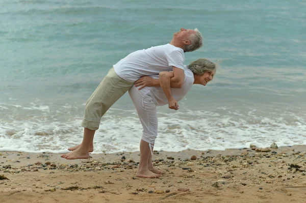 Casal sênior na praia — Fotografia de Stock