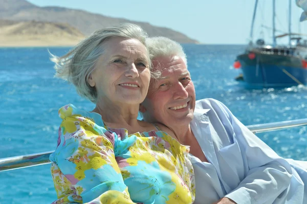 Pareja mayor teniendo paseo en barco — Foto de Stock