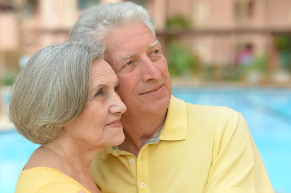 Nice old couple at pool — Stock Photo, Image