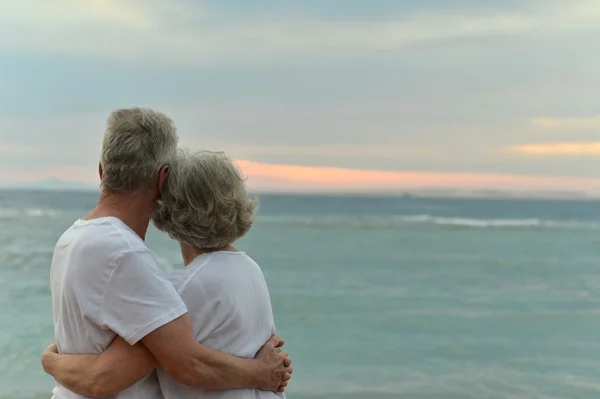 Couple sénior à la recherche d'une mer — Photo