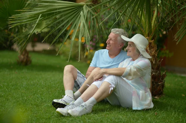 Couple sénior assis au jardin de l'hôtel tropique — Photo