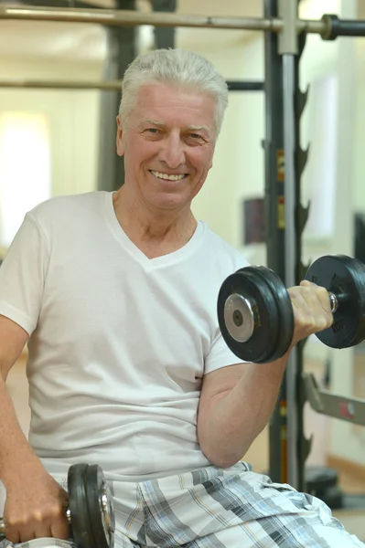 Äldre man i ett gym — Stockfoto