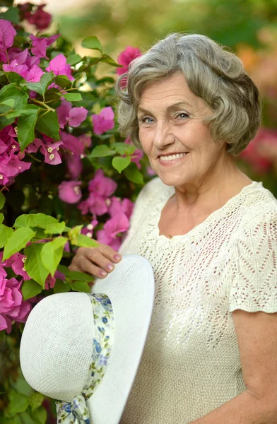 Femme plus âgée avec des fleurs — Photo