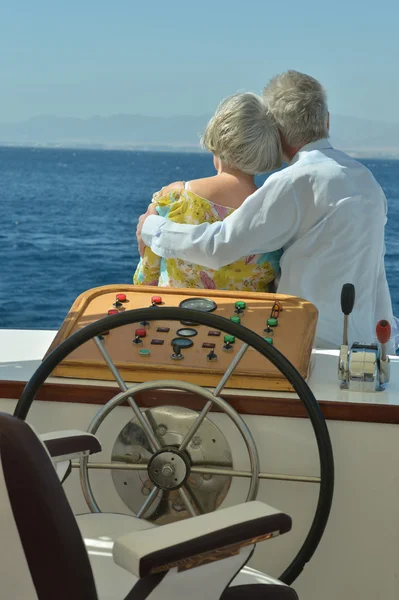 Старша пара їздить на човні — стокове фото