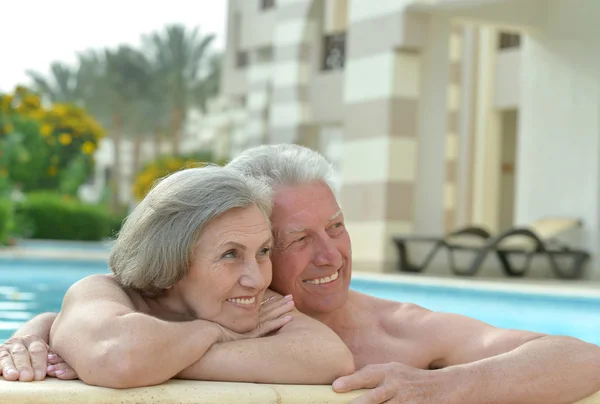Couple senior à la piscine — Photo