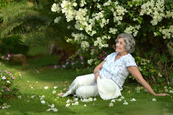 Starsza kobieta z białych kwiatów — Zdjęcie stockowe