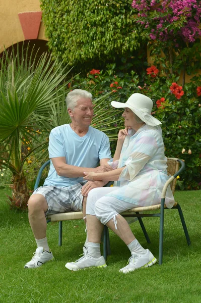 Coppia anziana seduta al giardino tropicale dell'hotel — Foto Stock