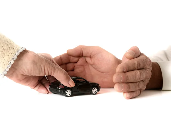 Paar handen met miniatuur auto — Stockfoto