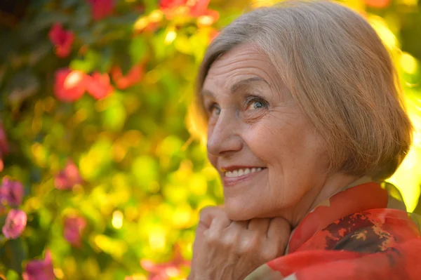 Idősebb nő virágok — Stock Fotó