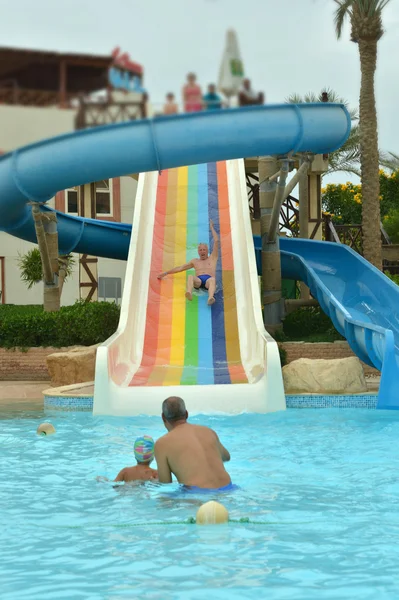 Pessoas se divertindo na piscina — Fotografia de Stock