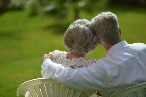 Äldre par sitter på tropic hotel garden — Stockfoto