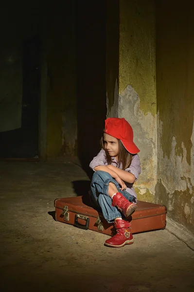 Karanlık bir bodrumda, yalnız küçük kız — Stok fotoğraf