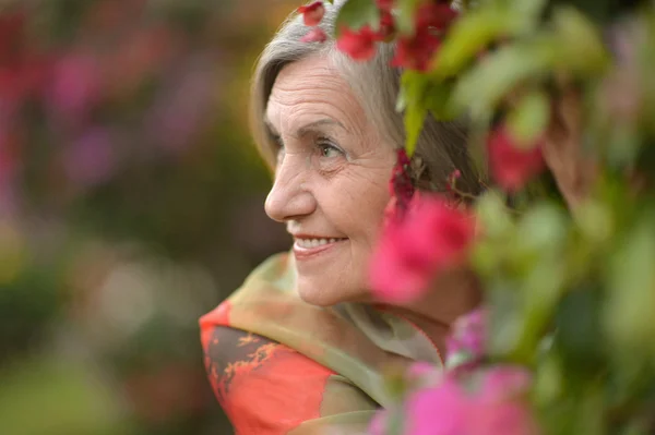 Femme aux fleurs rouges — Photo