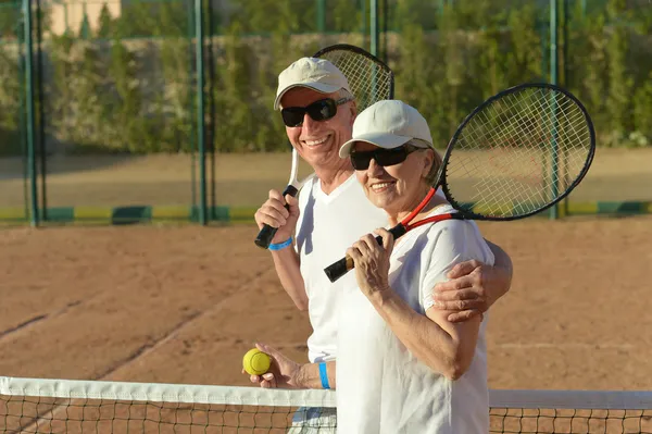 Seniorenpaar spielt Tennis — Stockfoto