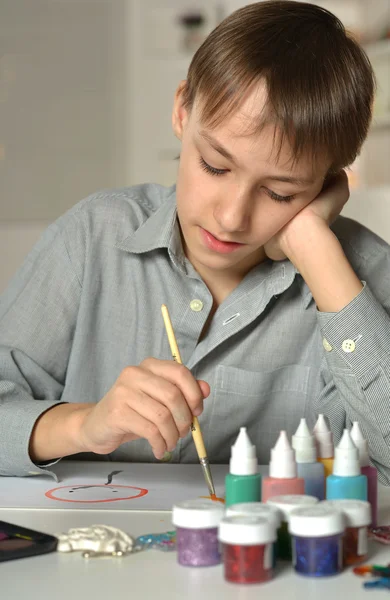 Ragazzo pittura a casa — Foto Stock