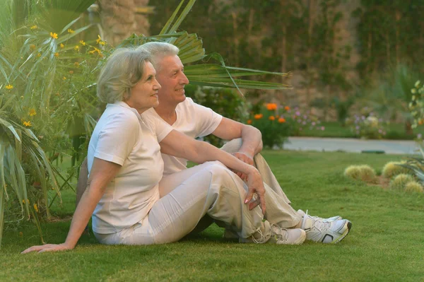 Senior couple sitting at tropic hotel garden — Stock Photo, Image