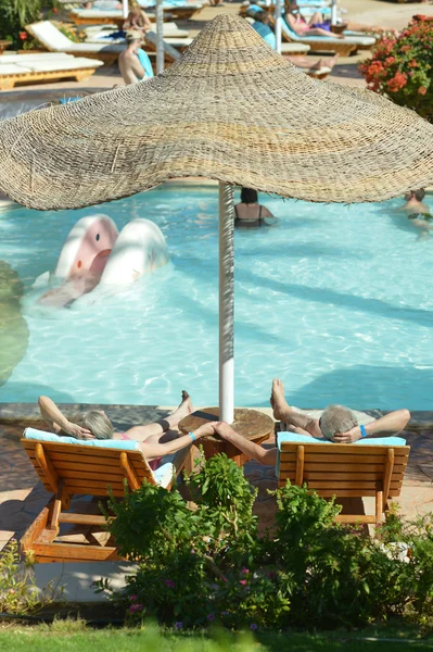 Elderly couple at pool — Stock Photo, Image