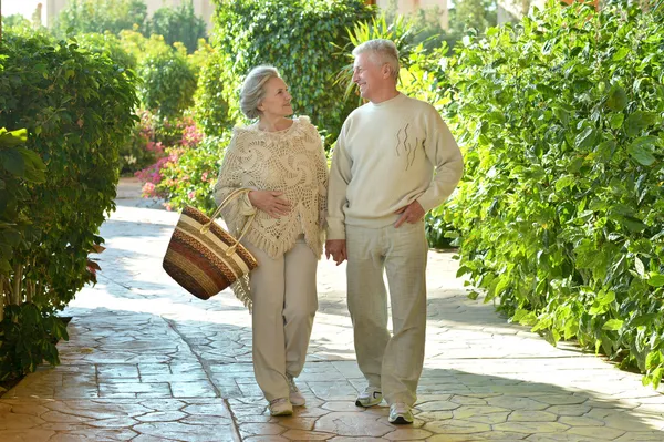 Couple sénior à l'hôtel resort — Photo