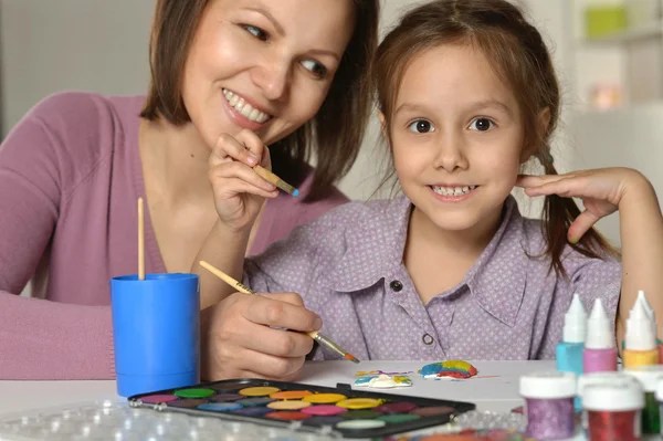 Madre y niña pintando —  Fotos de Stock