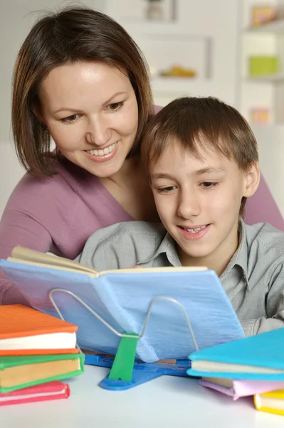 Mutter mit ihrem Sohn bei den Hausaufgaben — Stockfoto