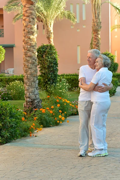 Senior koppel in het resort — Stockfoto