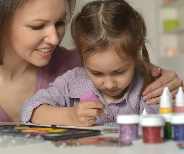 Mor och liten flicka målning — Stockfoto