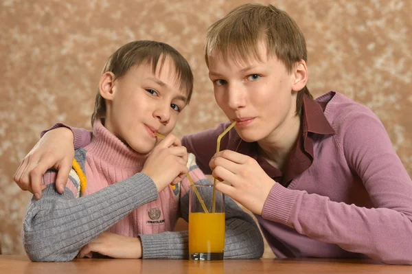 Dva chlapci pití šťávy — Stock fotografie