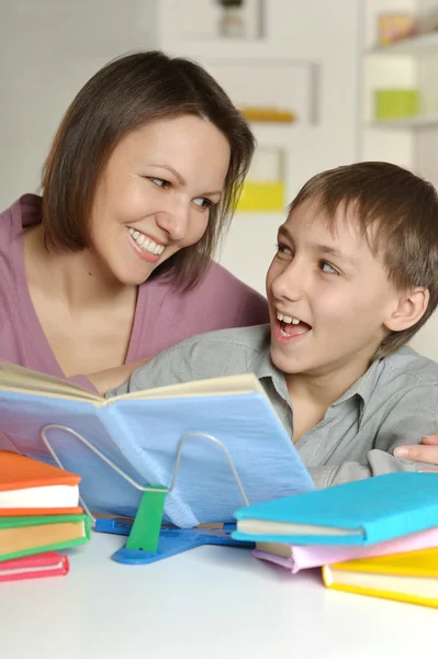 Mère avec son fils faisant ses devoirs — Photo