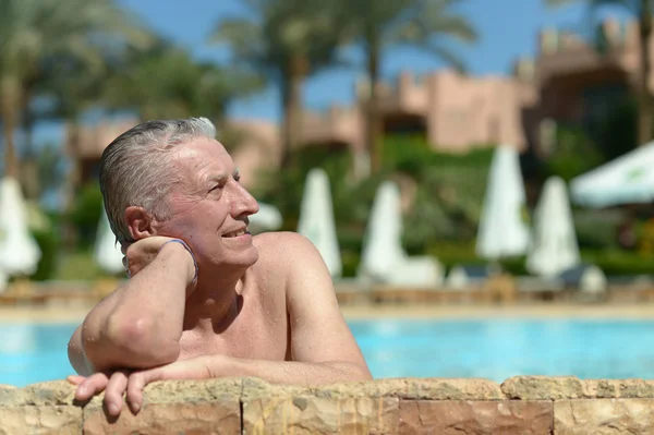 Senior man in pool — Stock Photo, Image