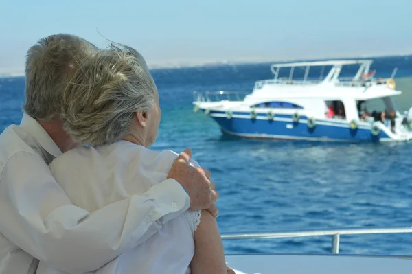 Para starszy o łodzią — Zdjęcie stockowe