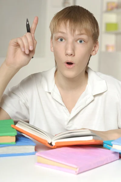 Il ragazzo sta facendo i compiti. — Foto Stock